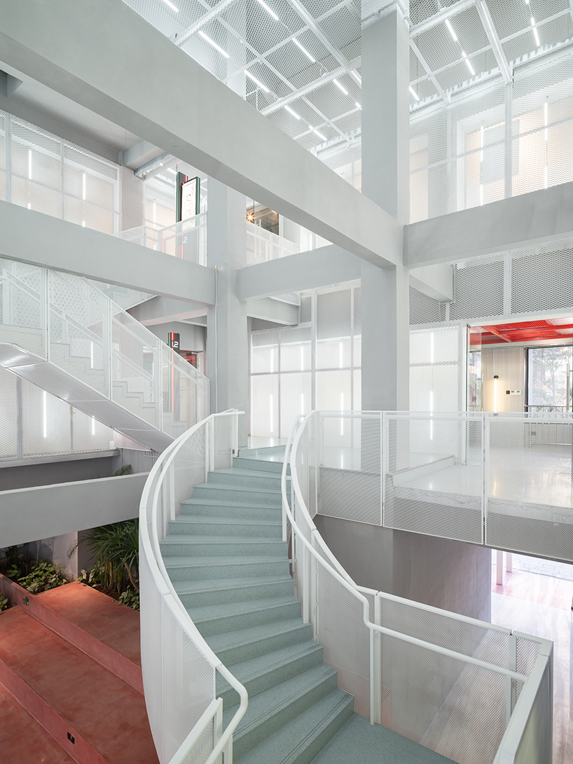 Paneles de aluminio perforado envuelven como un velo el complejo comercial Noahide de China