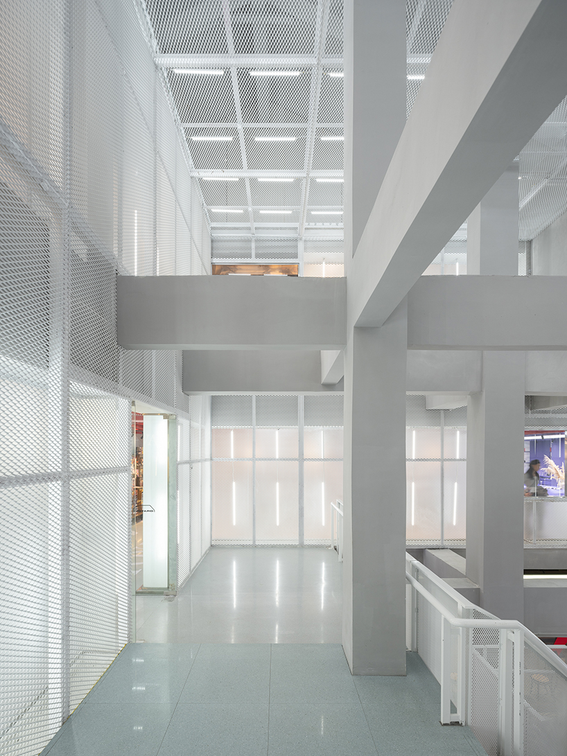 Paneles de aluminio perforado envuelven como un velo el complejo comercial Noahide de China