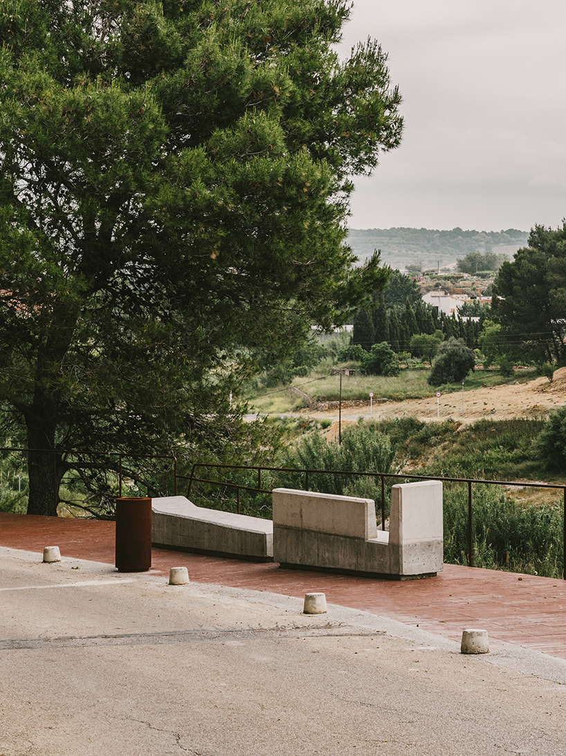 concrete masses, rusted steel + stones blend this promenade into the spanish landscape