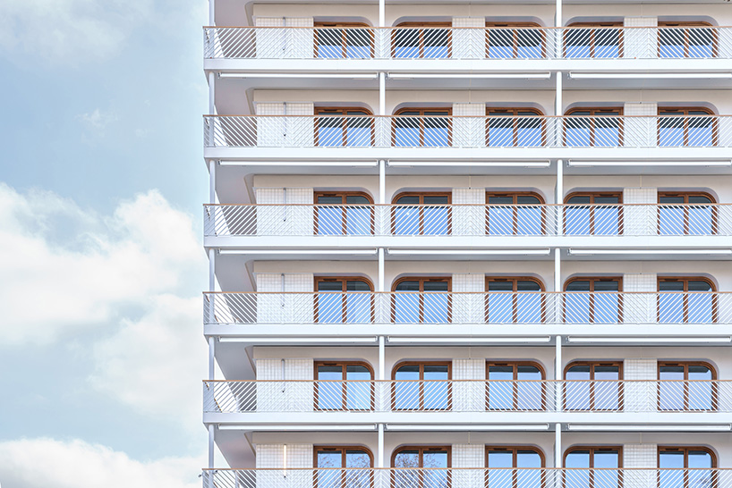 Baldosas de terracota mate con dibujos dinámicos delinean la aldea de los atletas de París