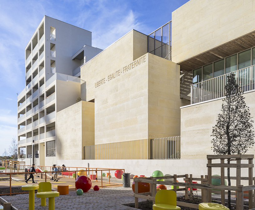 Complejo escolar escultural de piedras entrelazadas por brenac & gonzalez & associés