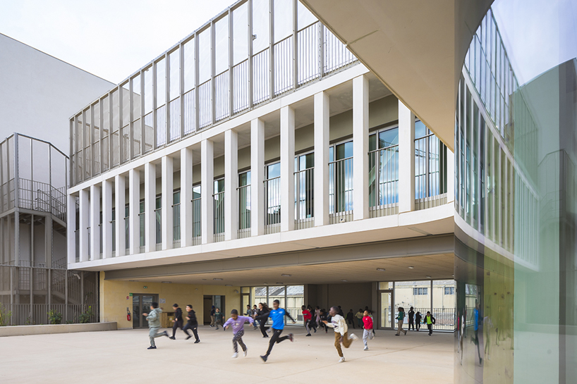 Complejo escolar escultural de piedras entrelazadas por brenac & gonzalez & associés