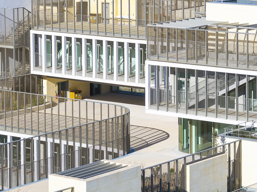 Complejo escolar escultural de piedras entrelazadas por brenac & gonzalez & associés