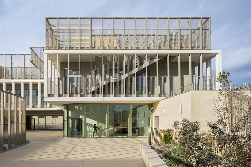 Complejo escolar escultural de piedras entrelazadas por brenac & gonzalez & associés