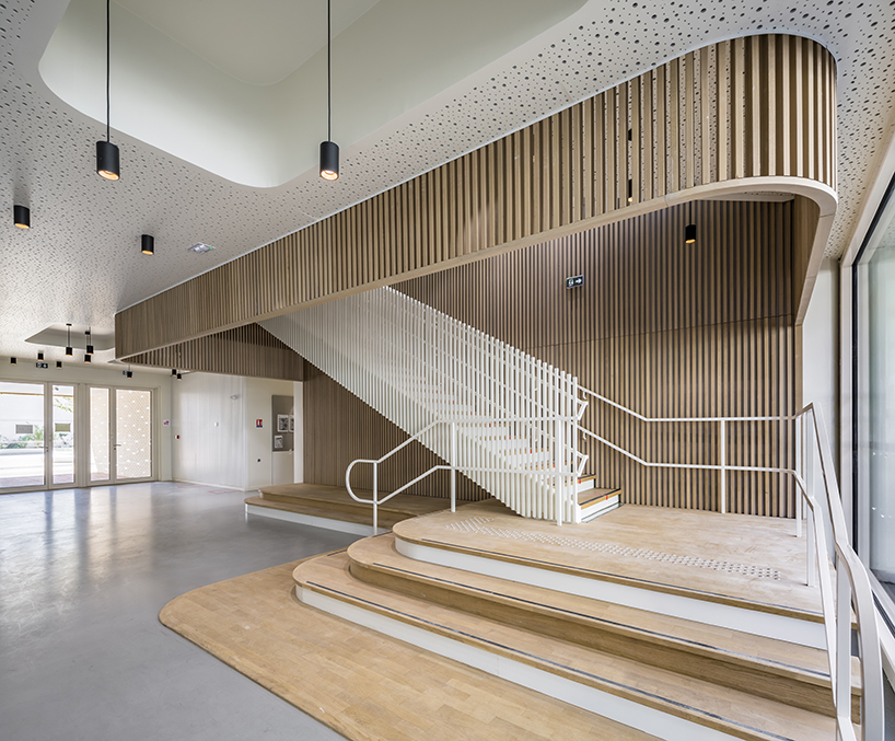 stepped white brick facade wraps school group in france by brenac & gonzalez & associ&eacute;s - 8