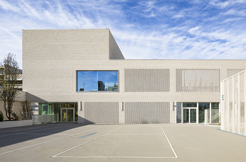 stepped white brick facade wraps school group in france by brenac & gonzalez & associ&eacute;s - 1
