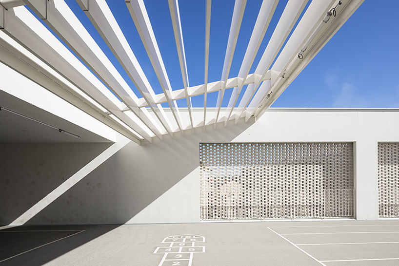 stepped white brick facade wraps school group in france by brenac & gonzalez & associ&eacute;s - 3