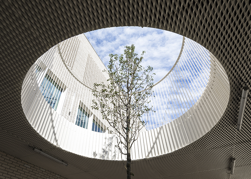 stepped white brick facade wraps school group in france by brenac & gonzalez & associ&eacute;s - 4