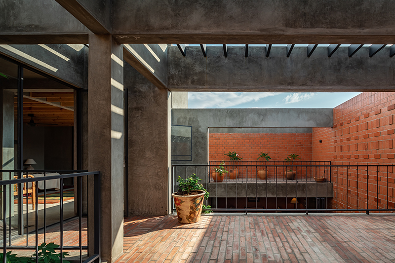 Un patio central bien iluminado oscurece los límites de la casa 'Neustro Suno' en México