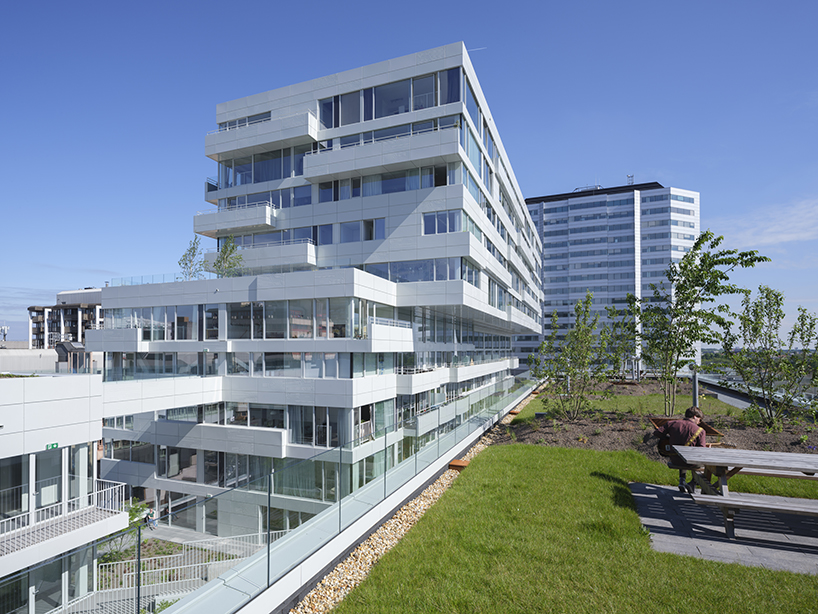 Het Hoofdperron is gebouwd boven Micro City Utrecht Station 2 met een landschap