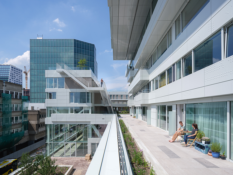 Het Hoofdperron is gebouwd boven Micro City Utrecht Station 6, waarin een landschap is opgenomen.