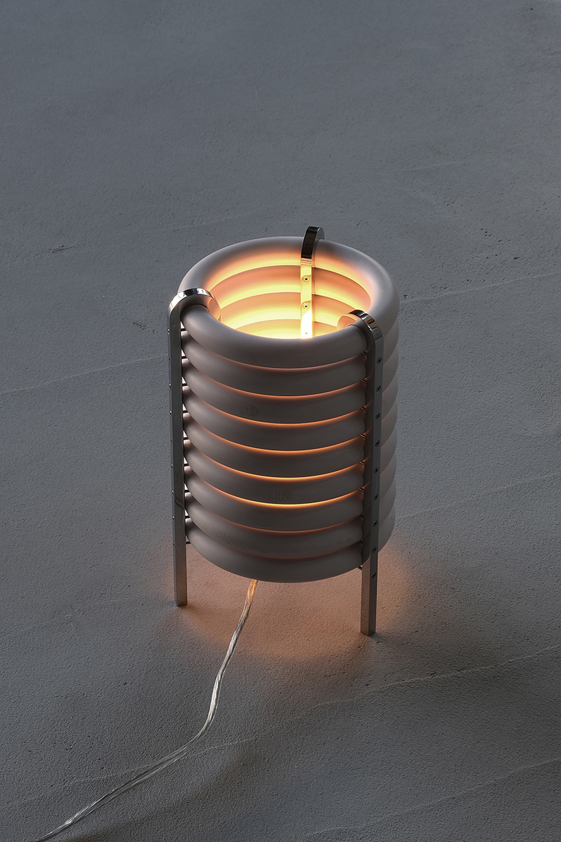 La lámpara de escritorio mejorada de WA de Akasaki y Vanhuyse está hecha de piezas retiradas del tren Tokio