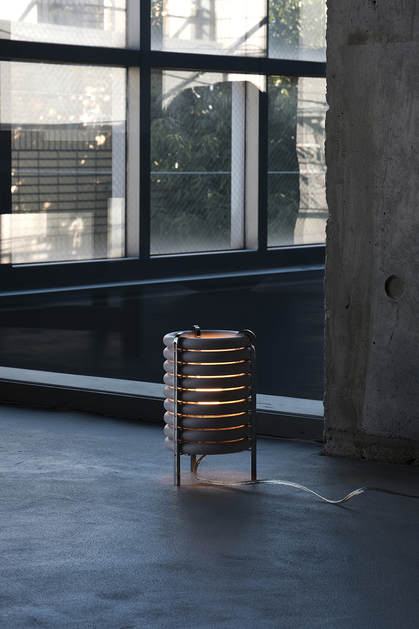 La lámpara de escritorio mejorada de WA de Akasaki y Vanhuyse está hecha de piezas retiradas del tren Tokio