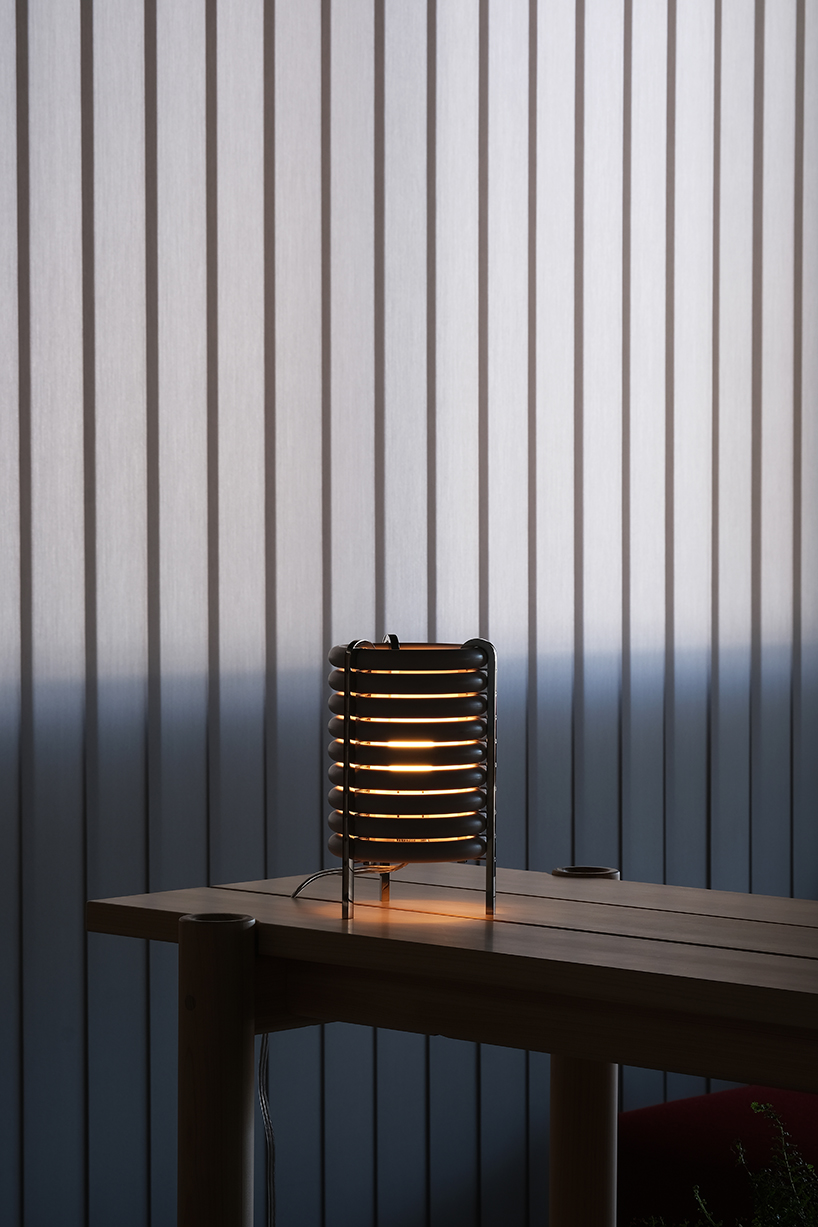 La lámpara de escritorio mejorada de WA de Akasaki y Vanhuyse está hecha de piezas retiradas del tren Tokio