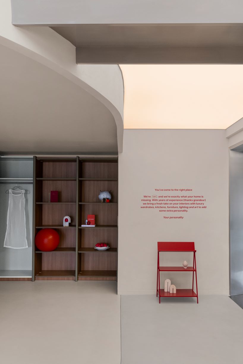 Sala de exposición de formas texturizadas de hormigón y acero en la India organizada en un ciclo continuo