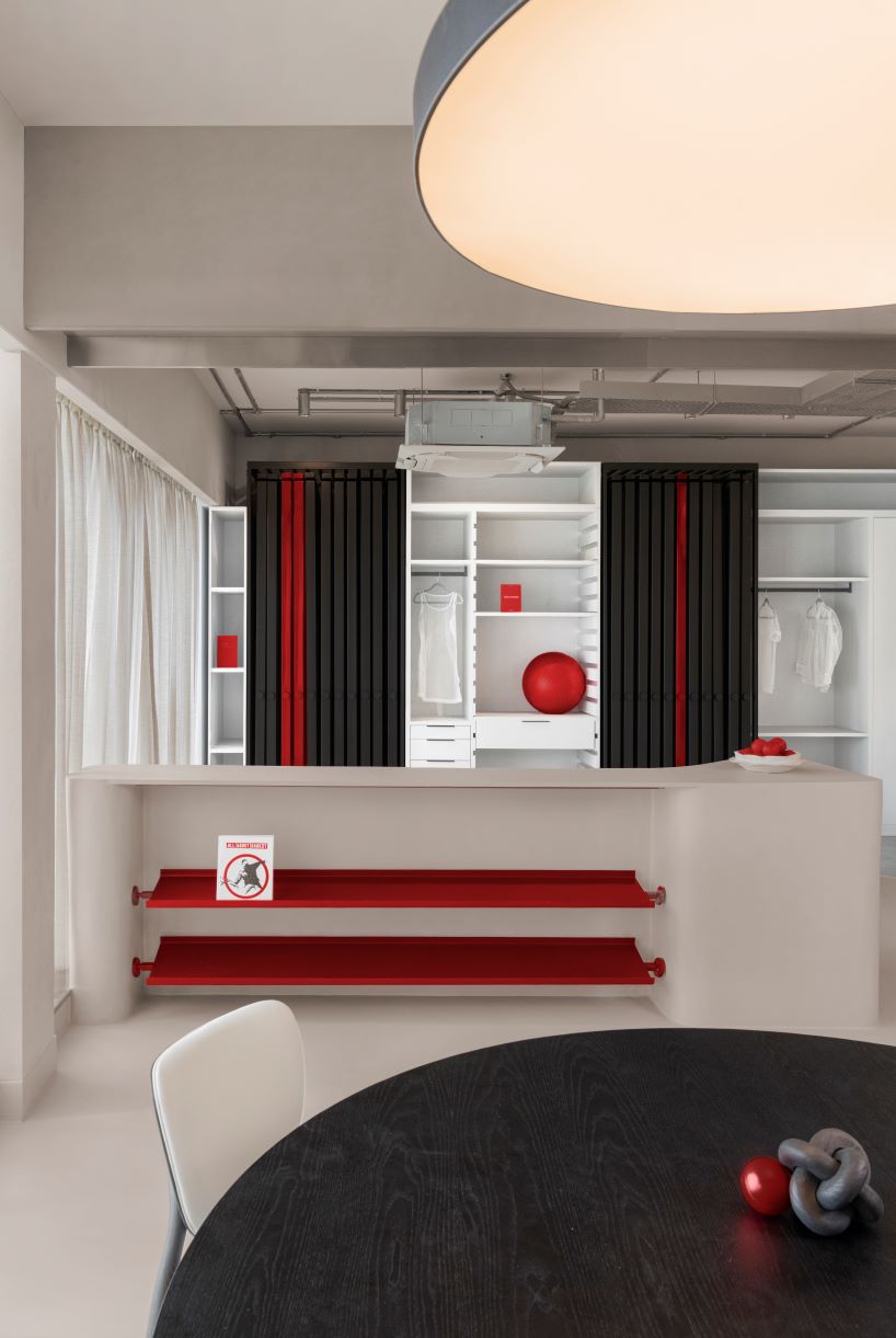 Sala de exposición de formas texturizadas de hormigón y acero en la India organizada en un ciclo continuo