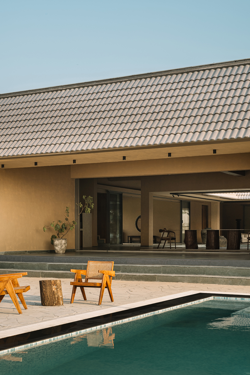 sculpted shell of stone and plaster encircles courtyard house by d’well in india