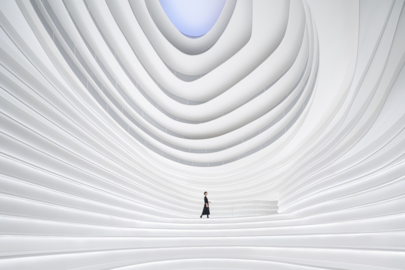 sinuous layers form wormhole-like event space in china