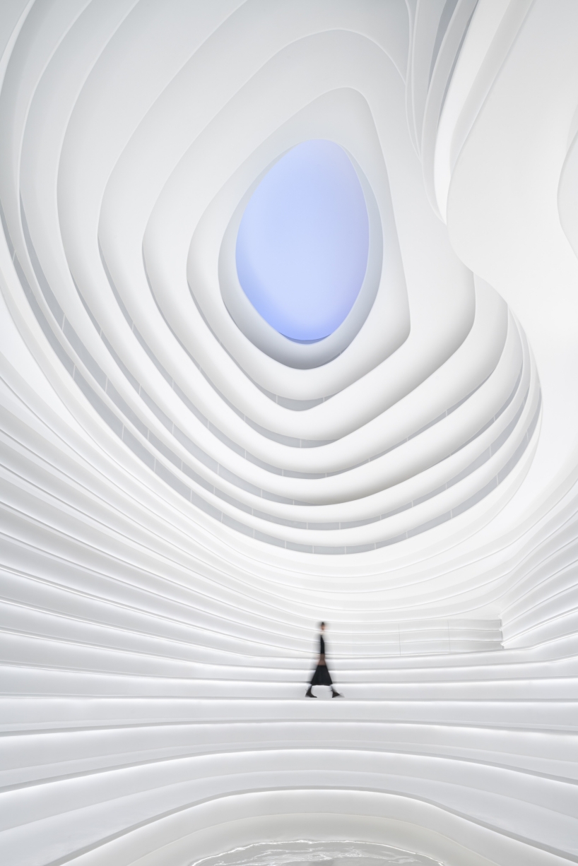 sinuous layers form wormhole-like event space in china
