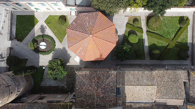 a series of mirror artworks search for a new spatiality at ravenna's heritage sites, italy