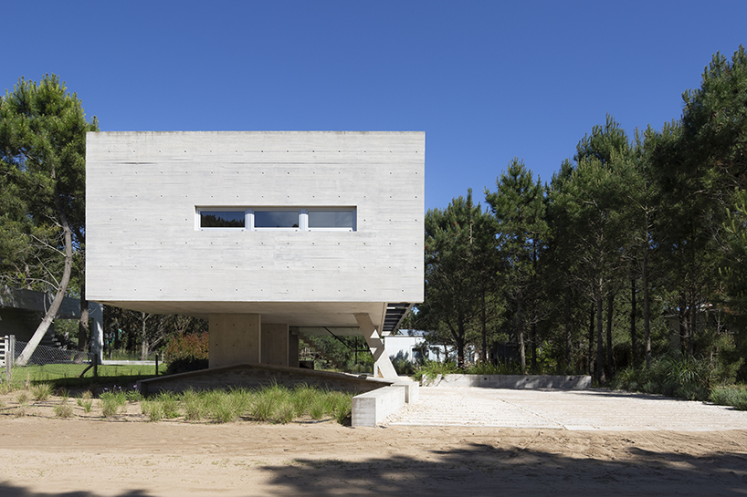 estudio galera poggia una casa monolitica su palafitte di cemento per massimizzare lo spazio in argentina