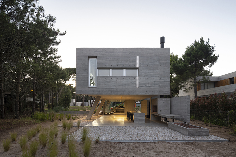 estudio galera poggia una casa monolitica su palafitte di cemento per massimizzare lo spazio in argentina