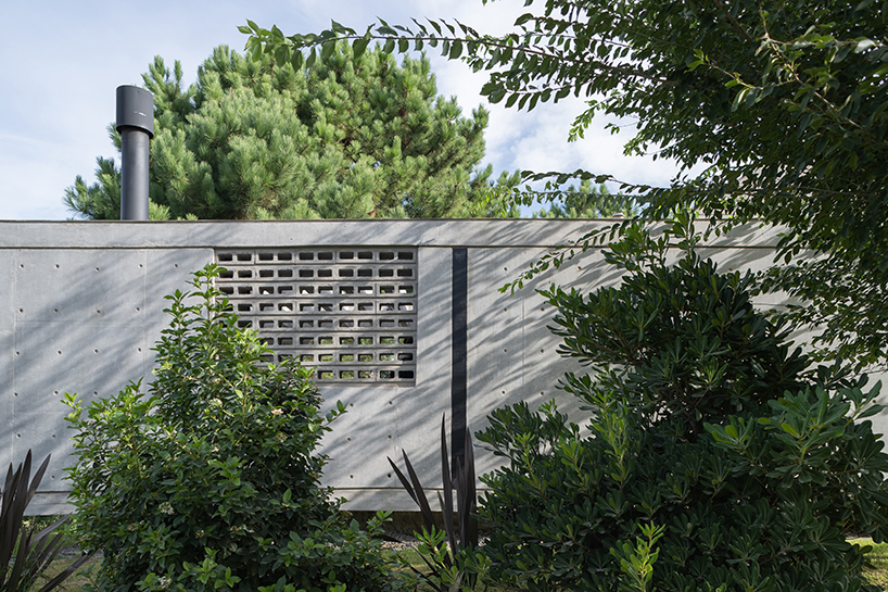 casa tres' exposed concrete volume by estudio galera floats above steep slope in argentina