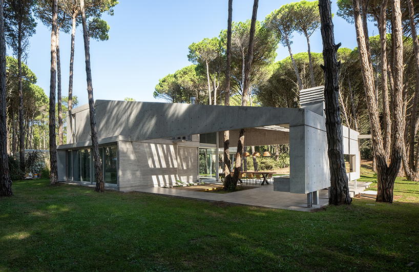triangular concrete wedge shelters estudio galera's kairos house in argentina