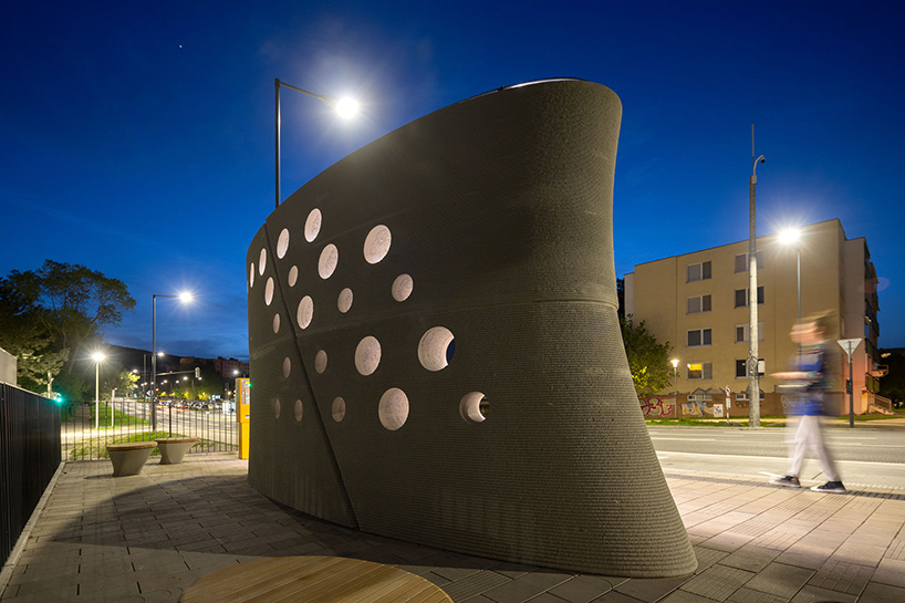 Calcar's Concrete, 3D Stop Printed Bus Bentuk Kartu Patung di Slovakia
