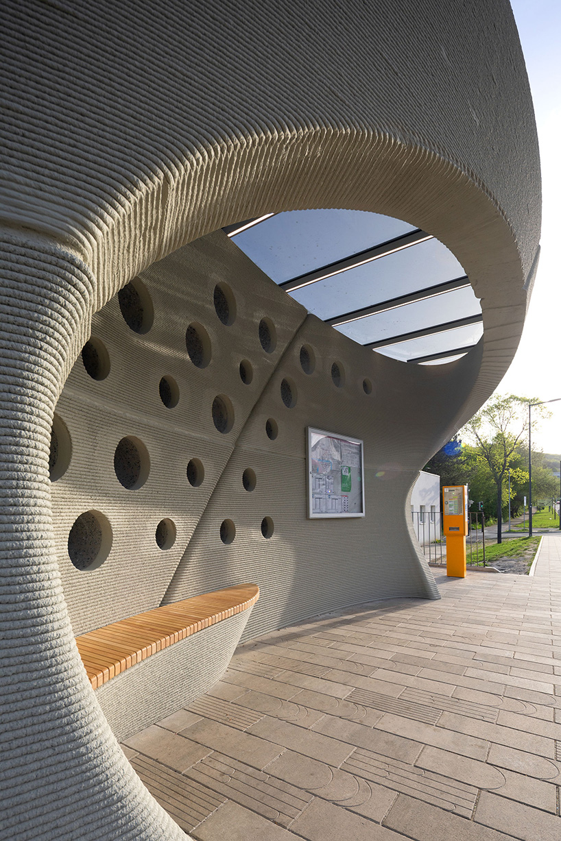 Calcar's Concrete, 3D Stop Printed Bus Bentuk Kartu Patung di Slovakia