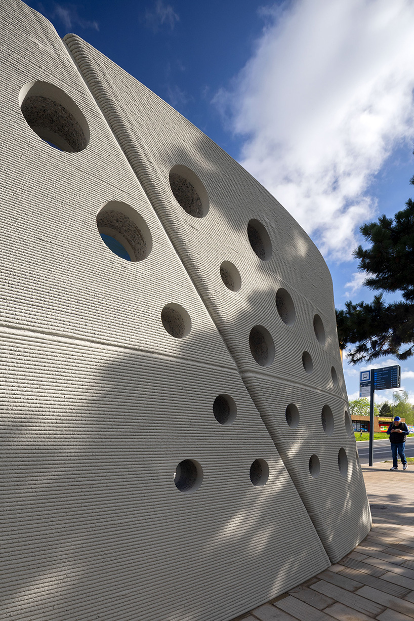 Calcar's Concrete, 3D Stop Printed Bus Bentuk Kartu Patung di Slovakia