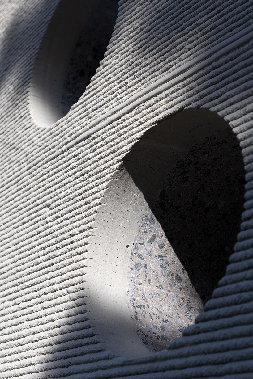Calcar's Concrete, 3D Stop Printed Bus Bentuk Kartu Patung di Slovakia