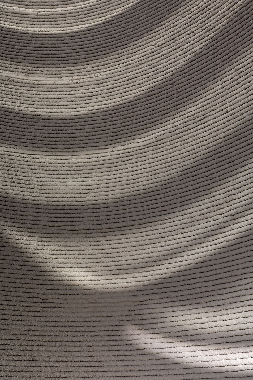 Calcar's Concrete, 3D Stop Printed Bus Bentuk Kartu Patung di Slovakia