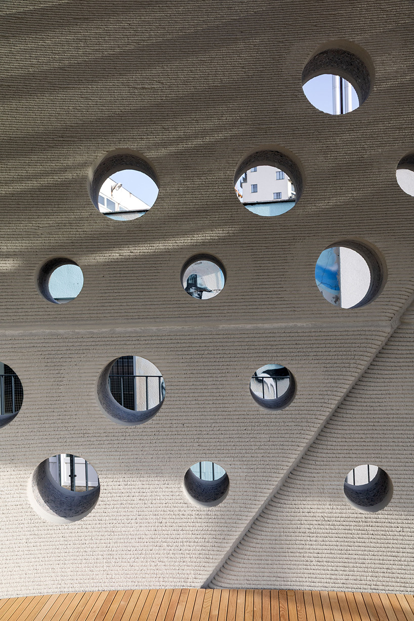 Calcar's Concrete, 3D Stop Printed Bus Bentuk Kartu Patung di Slovakia