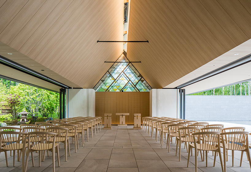 fragmented floating roof tops NIKKEN SIKKEI's chapel in japan