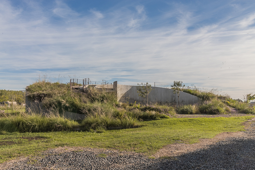 undulating walls emerge from ground to encircle atelierM's shire residence