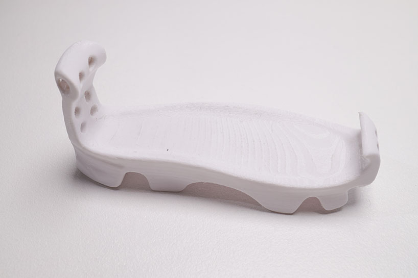 Las zapatillas de deporte impresas en 3D de Daniyar Uderbekov se adaptan a las suelas del usuario con cordones de cuerda de escalada de roca