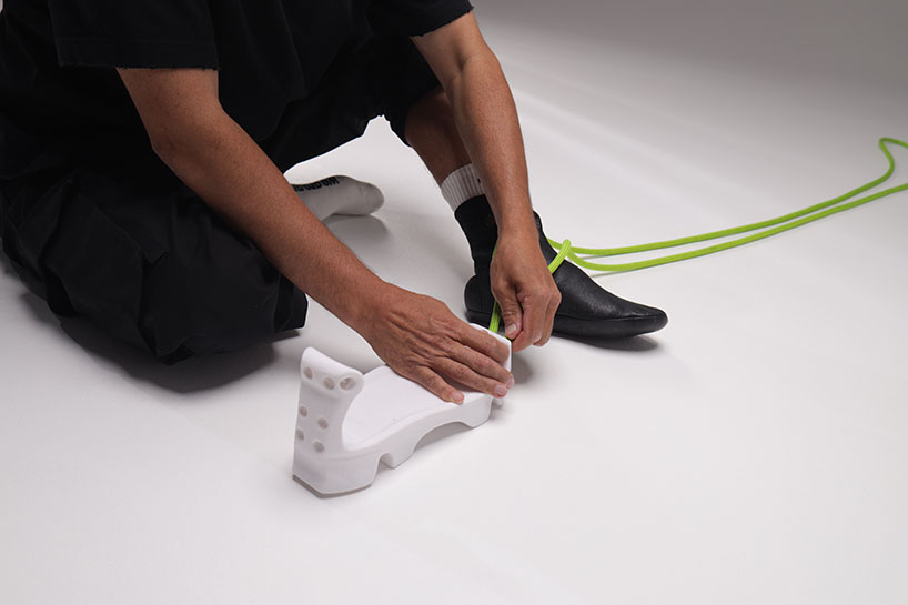 Las zapatillas de deporte impresas en 3D de Daniyar Uderbekov se adaptan a las suelas del usuario con cordones de cuerda de escalada de roca