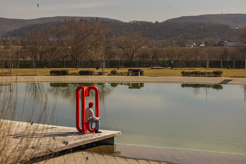 El dispositivo de tres patas convierte la tráquea industrial en un refugio público íntimo