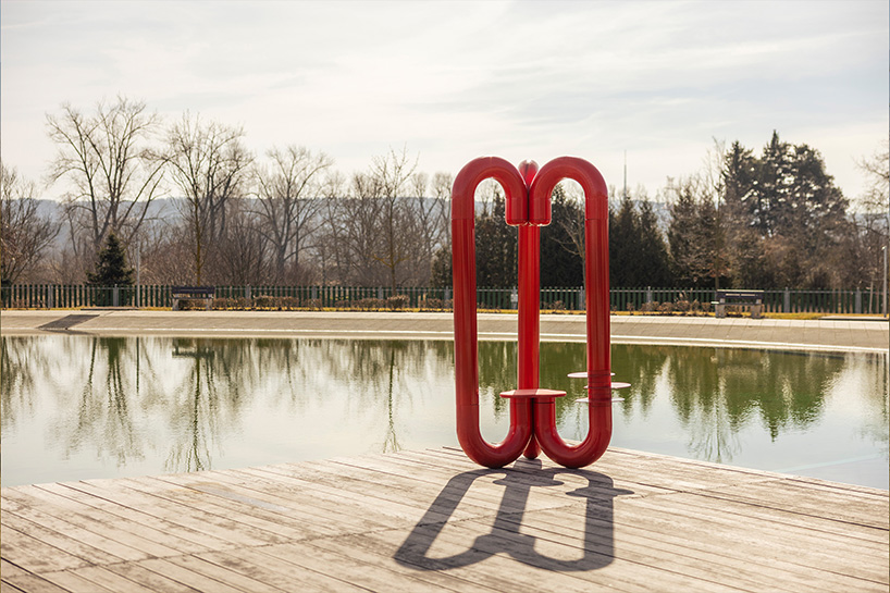 El dispositivo de tres patas convierte la tráquea industrial en un refugio público íntimo