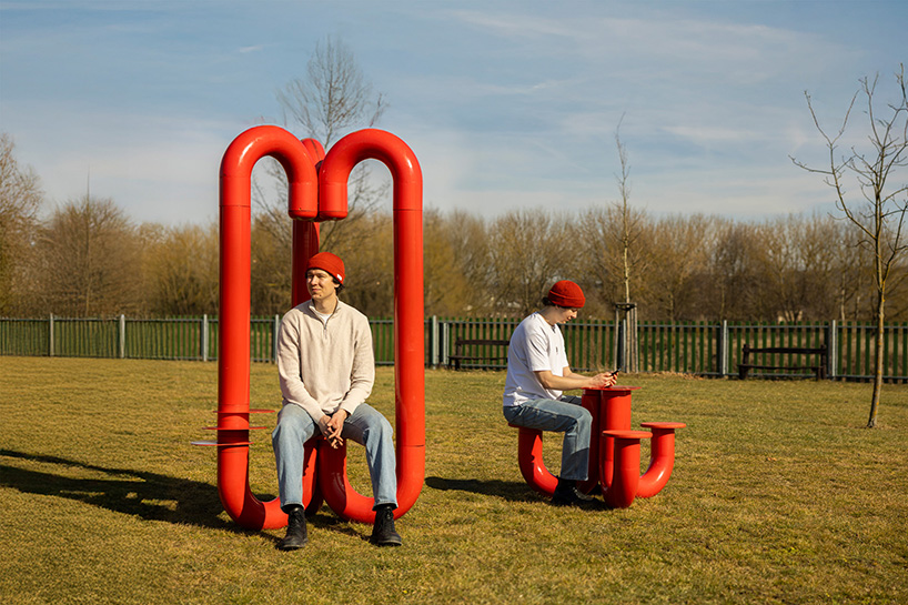 El dispositivo de tres patas convierte la tráquea industrial en un refugio público íntimo