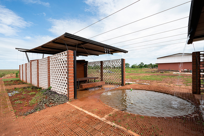 minimo común arquitectura tops office building in paraguay with 'smiling'  floating roof