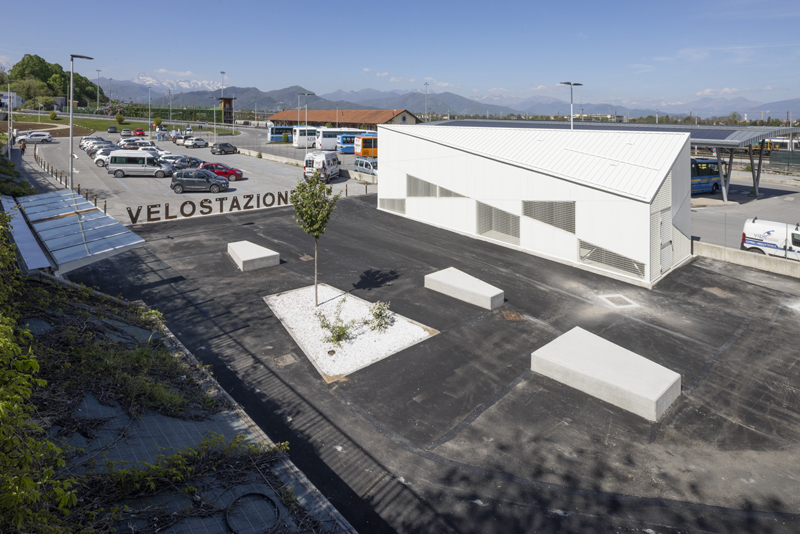 Geometrie triangolari e texture a griglia presso la bike station di 3Mark in Italia