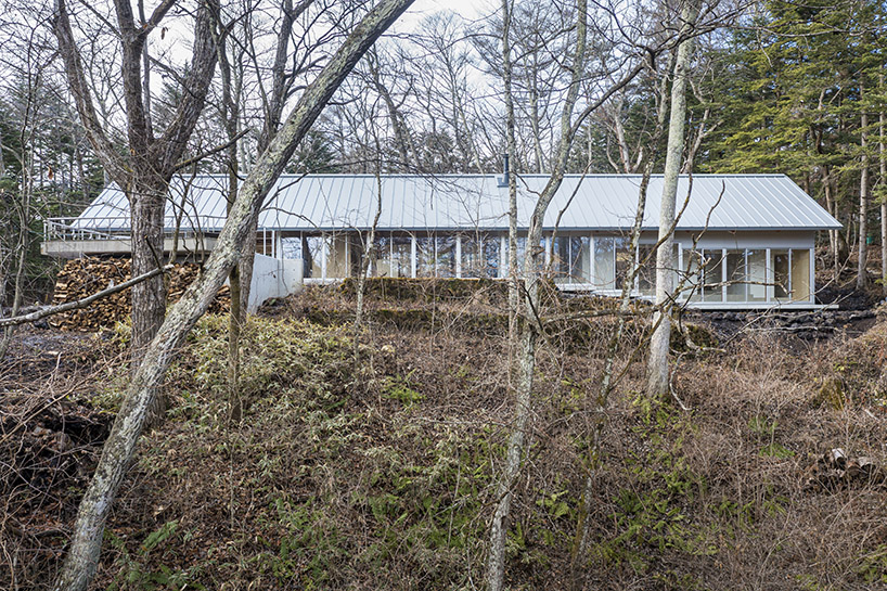 高広遠藤建築家事務所が日本の森の別荘のための二重博物屋根を製作しました。