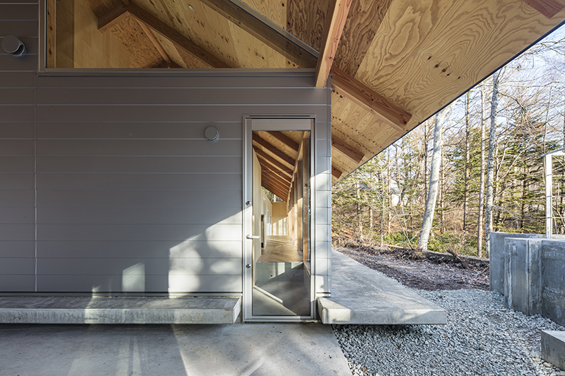 高広遠藤建築家事務所が日本の森の別荘のための二重博物屋根を製作しました。