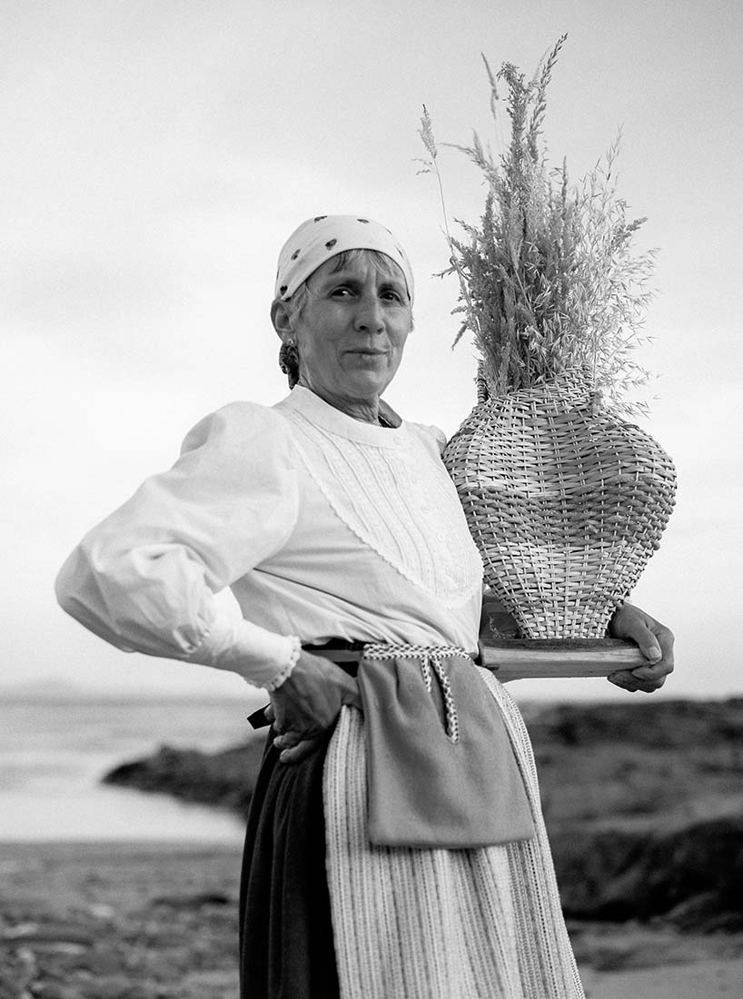 paula cami a eiras weaves baskets from macroalgae seashells