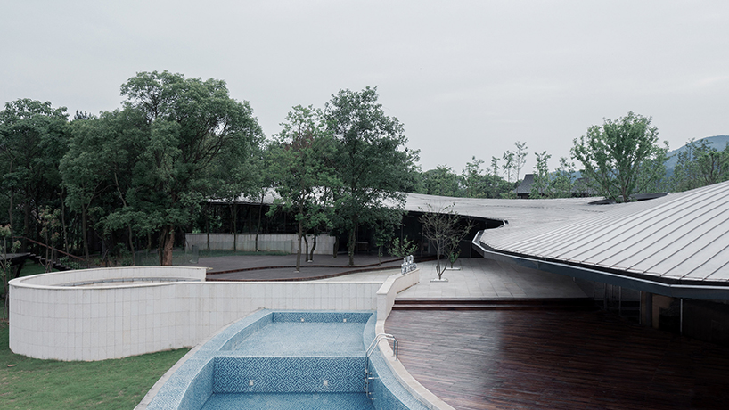 MONOARCHI tops nature community center in china with undulating aluminum roof
