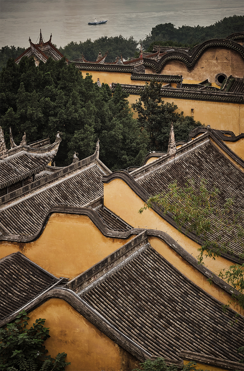 tradiční taškové střechy korunují stupňovité moduly kancelářských a kavárenských prostor v Číně