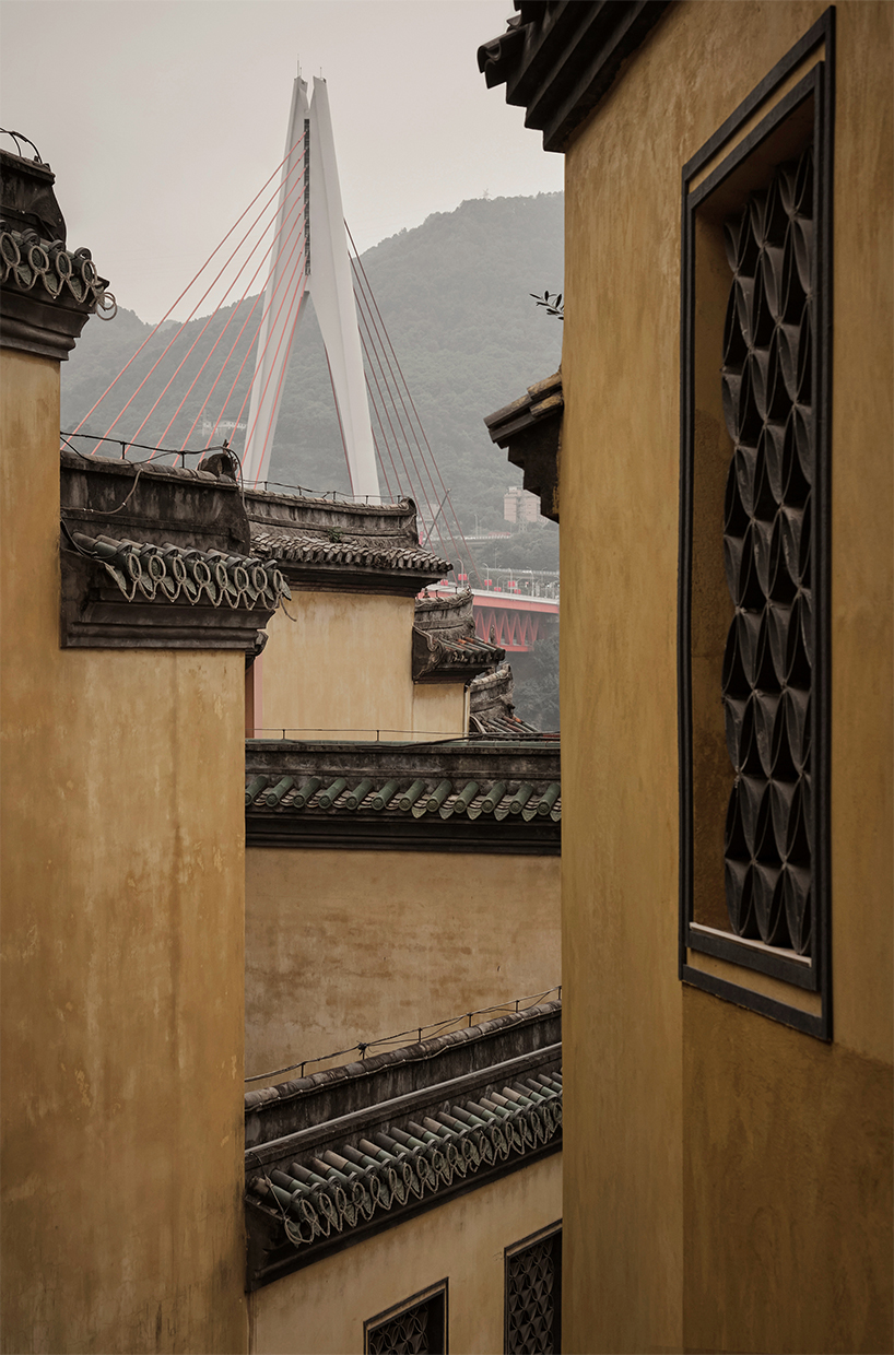 tradiční taškové střechy korunují stupňovité moduly kancelářských a kavárenských prostor v Číně