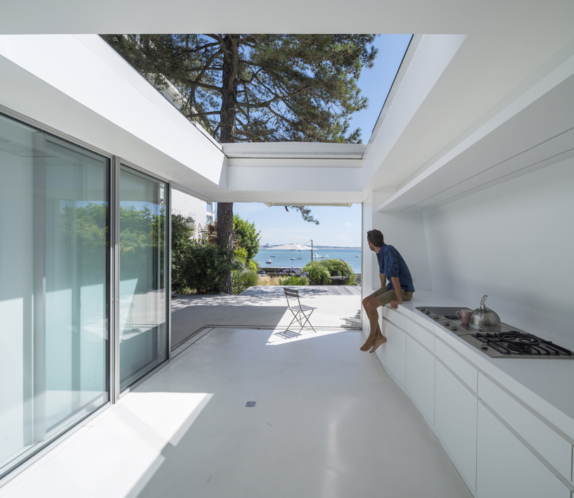 avignon architecte transforms a neglected veranda into topless house in france